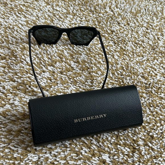 Burberry - Picture 4 of 8